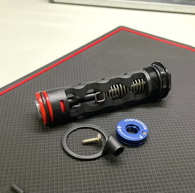 Демпфер компрессии вилки RockShox XC30 Gold Remote